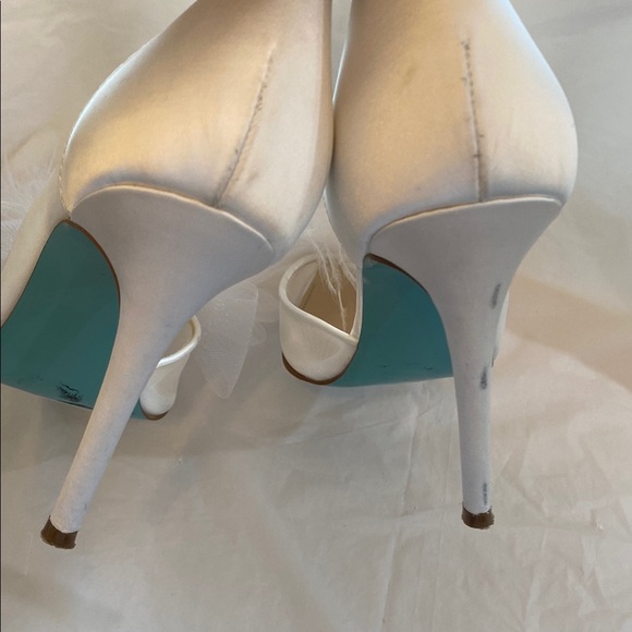 Betsey Johnson Cream and White Stiletto Heels with Feather Embellishments - Picture 5 of 9